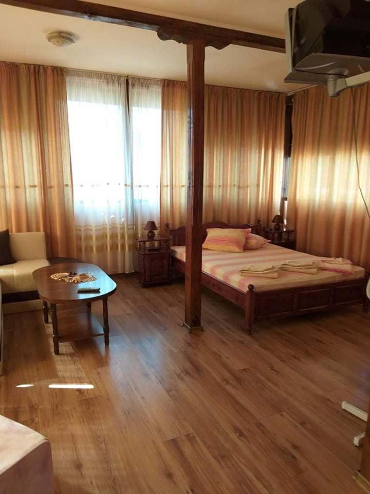 Guest House Ambrozia كوتيل المظهر الخارجي الصورة